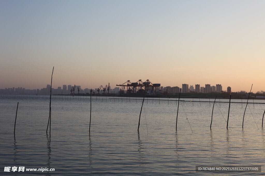 黄昏下的海面与远处建筑