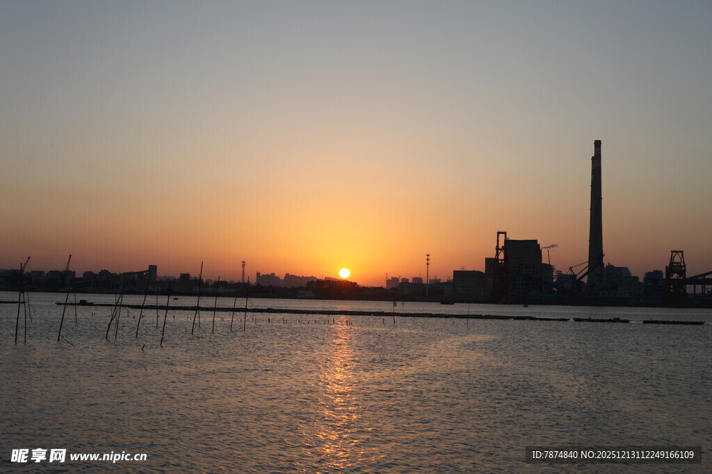 夕阳下的河畔工厂景观