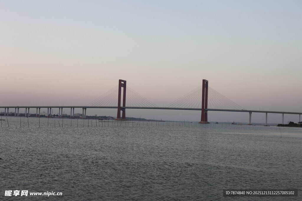 黄昏下的跨海大桥