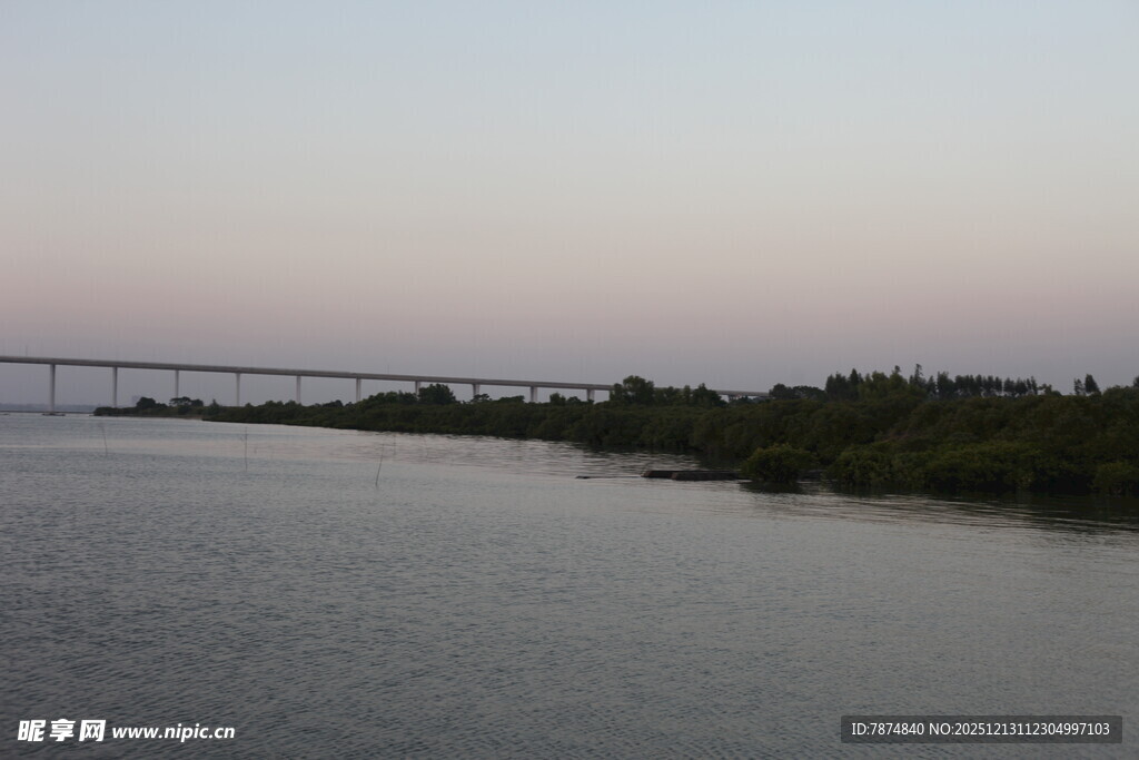 黄昏河畔桥梁风景