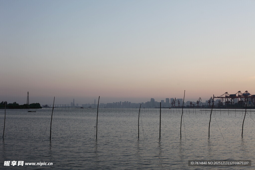 黄昏下的海上养殖场景