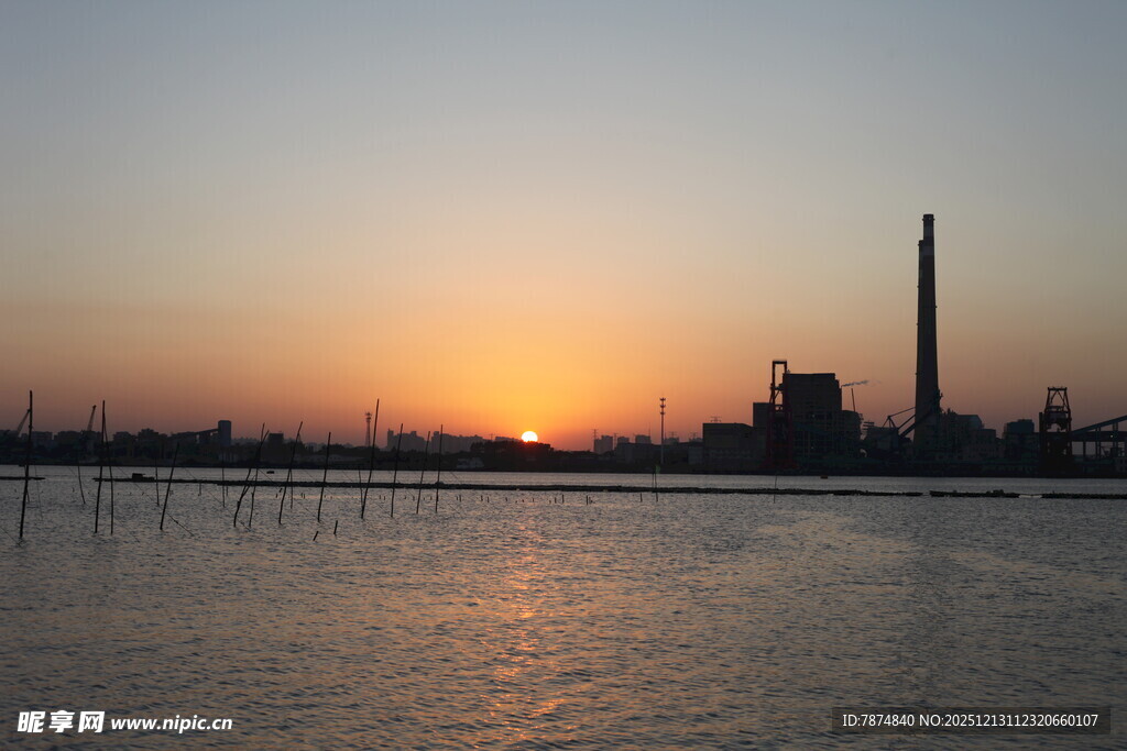 夕阳下的工厂与水面景观