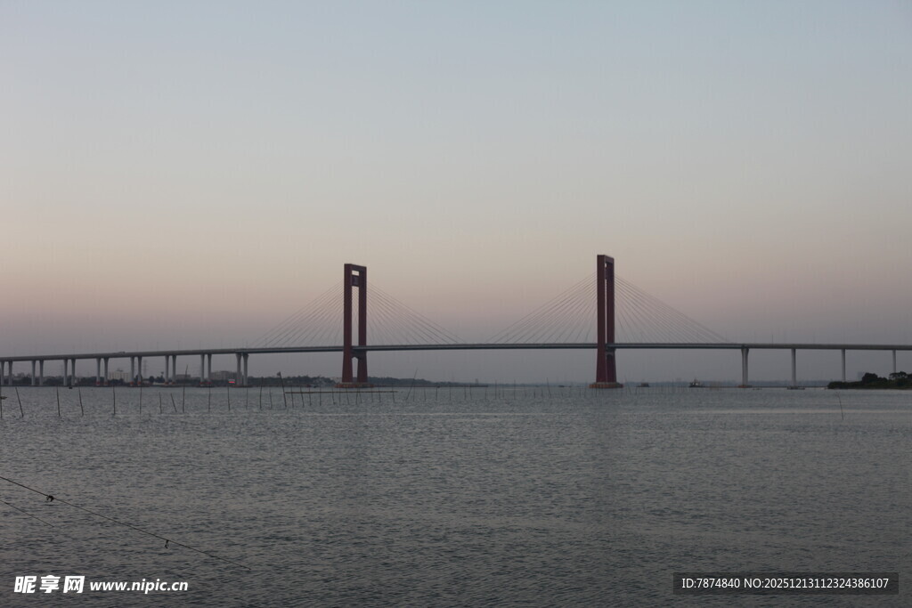 黄昏下的跨海大桥美景