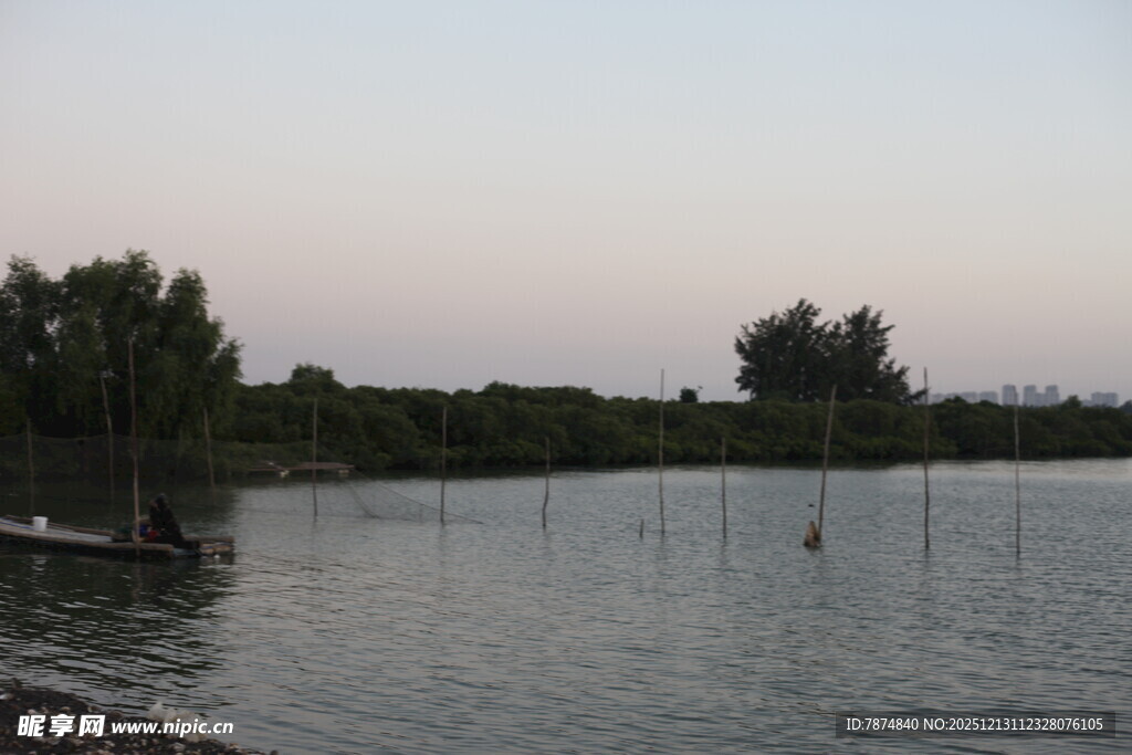 黄昏湖畔围栏与葱郁树木