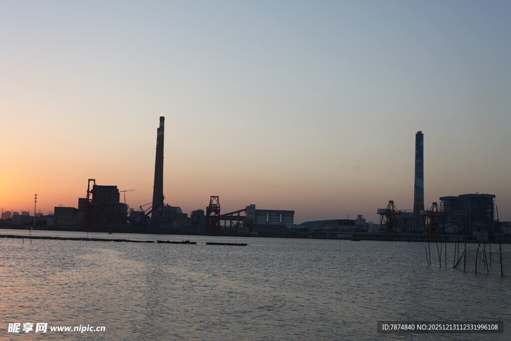 夕阳下的工业滨水景观