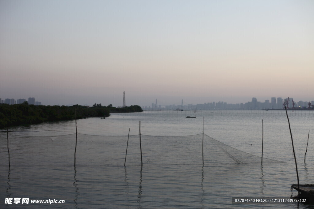 江边暮色中的围栏景观