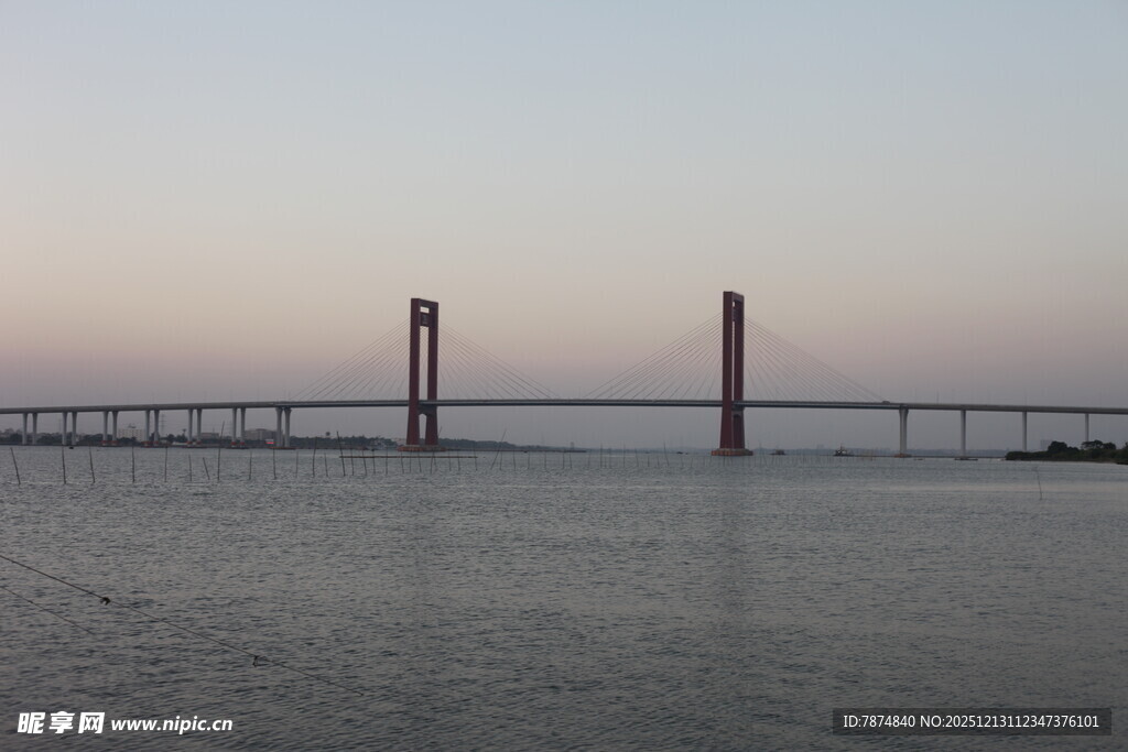 黄昏下的跨海大桥美景