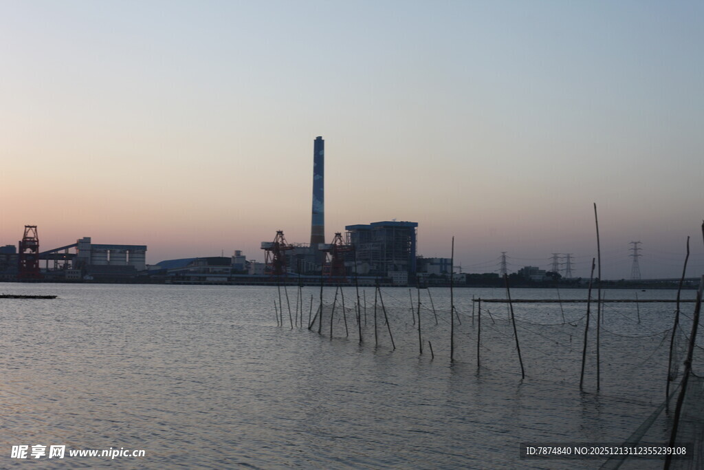黄昏下的水边工厂景象
