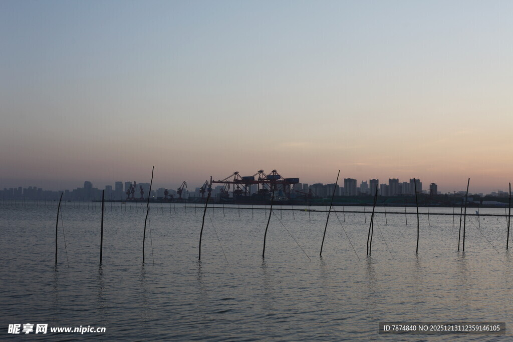 海边日落时的水上桩景