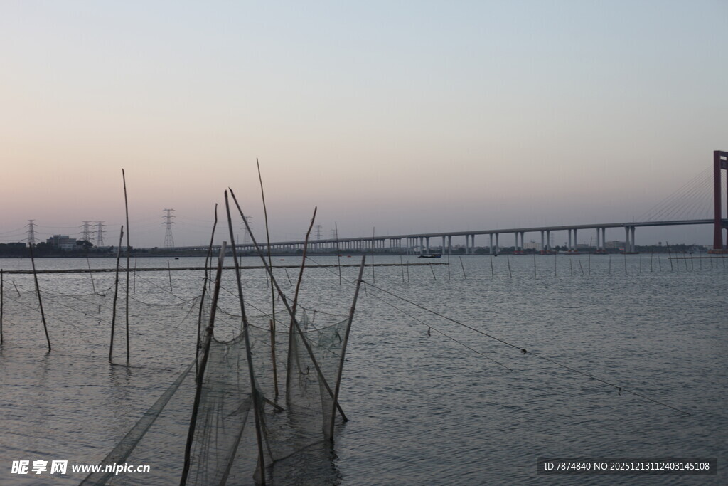 黄昏下的水域与远处桥梁
