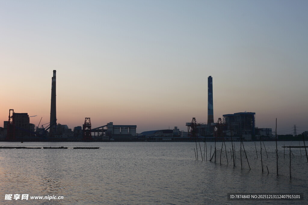 黄昏下的工厂与水域景观