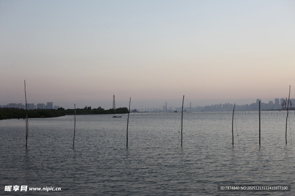 黄昏下的宁静海面景象