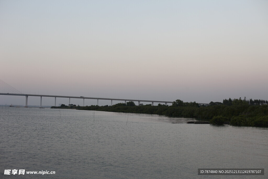 黄昏下的河畔桥梁景观