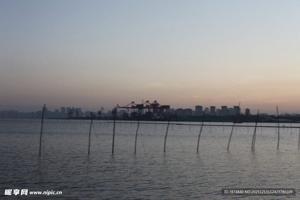 黄昏下的水域与远处城市景