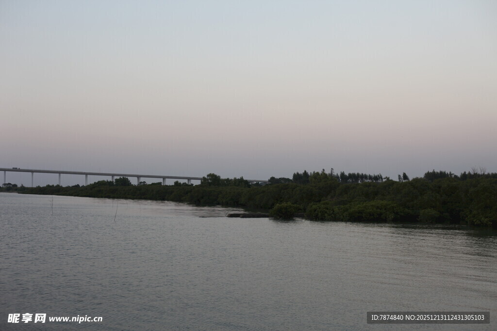 黄昏时分的宁静河岸风光