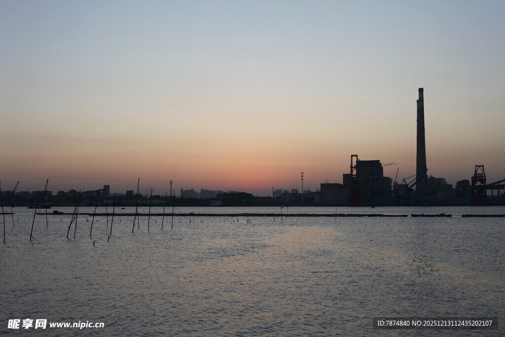 日落时分的工厂与水域景观