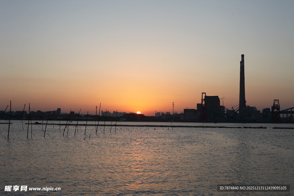 日落时分的工厂河畔景观