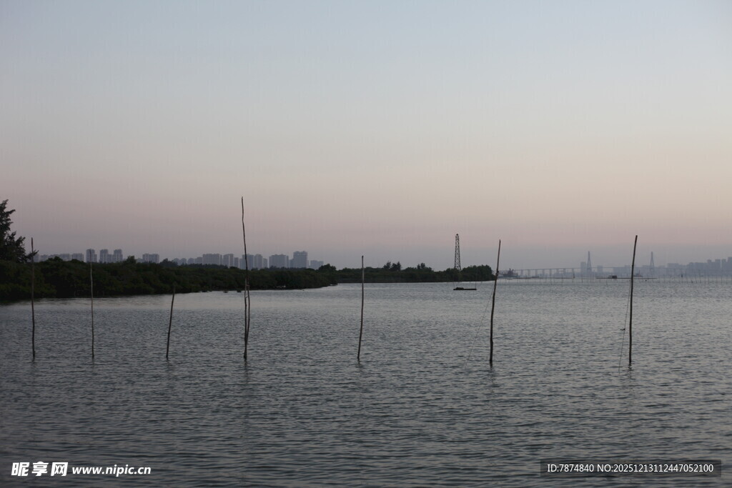 黄昏下的宁静水域景观