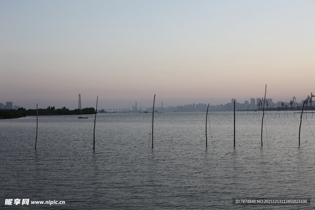 黄昏下宁静的水面与桩柱