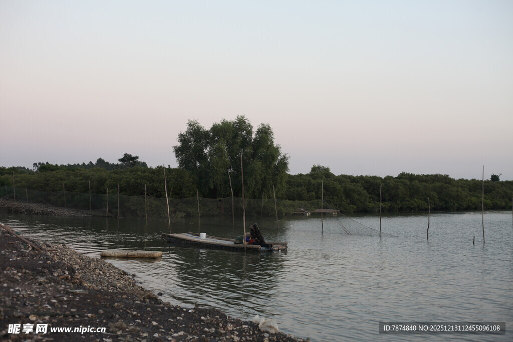 湖畔黄昏景色