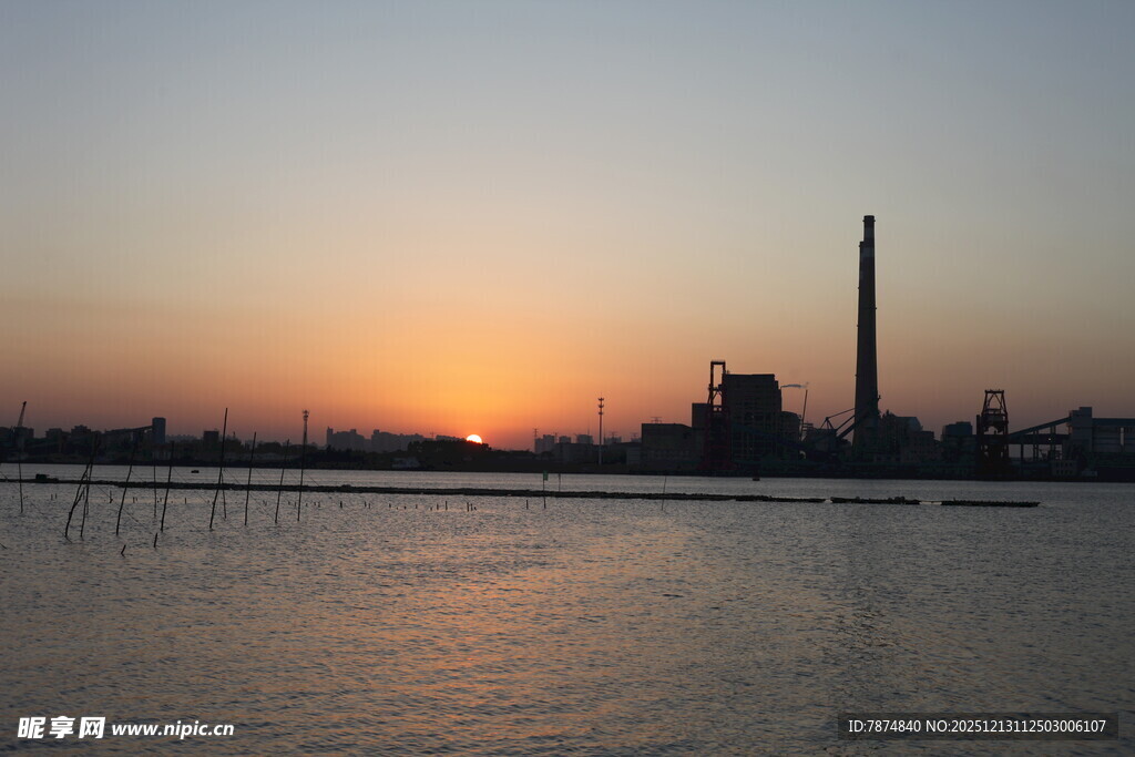 夕阳下的工厂与水域景观