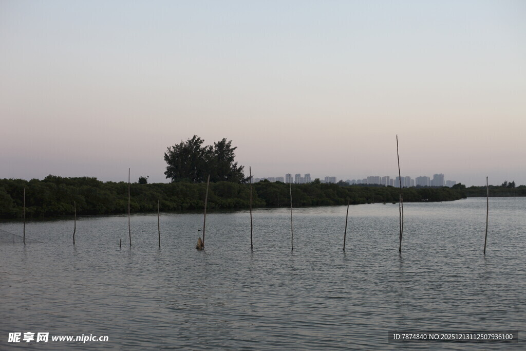 黄昏下的宁静水域