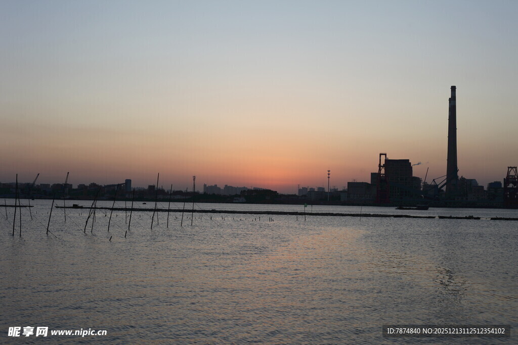 日落时分的城市河畔景观