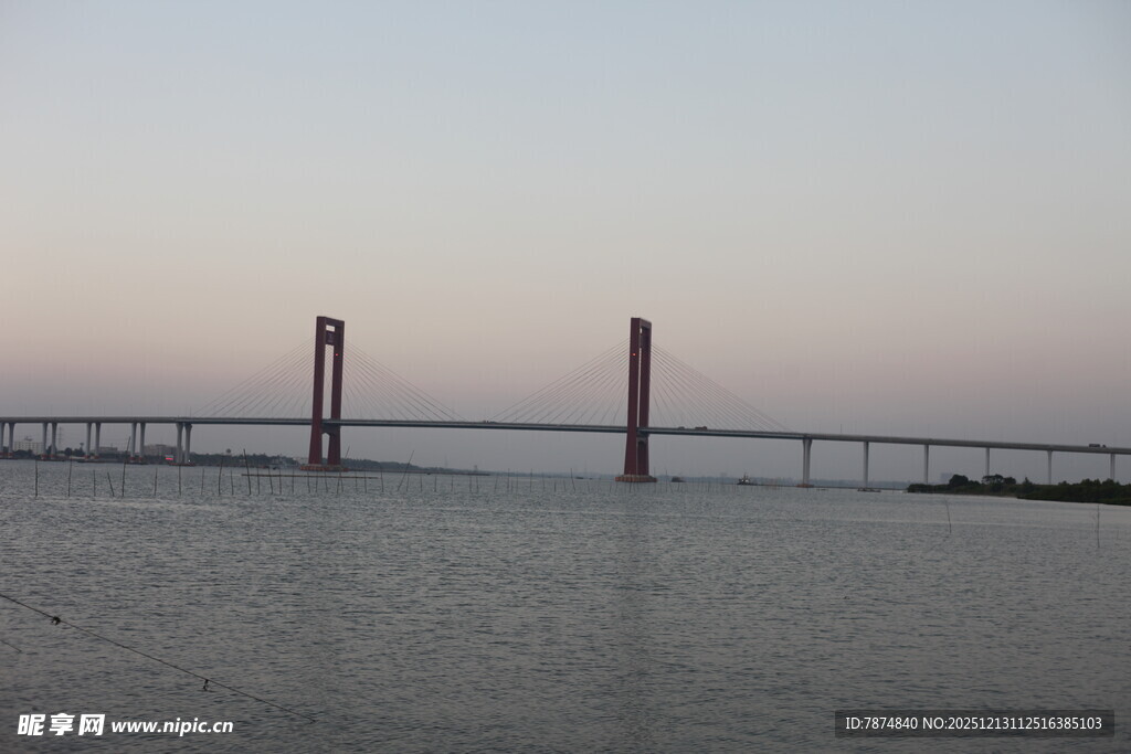 黄昏下的跨海大桥