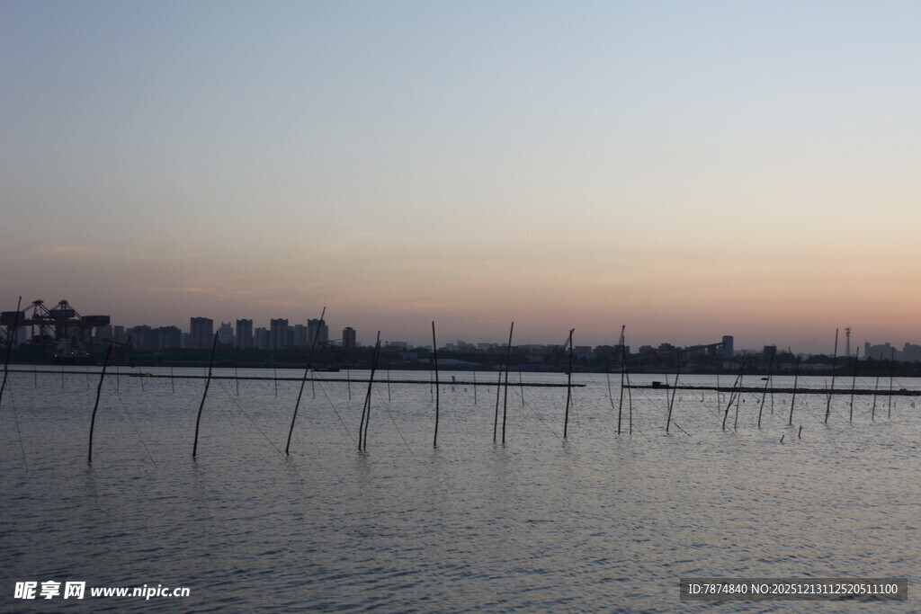黄昏下的宁静水域景观