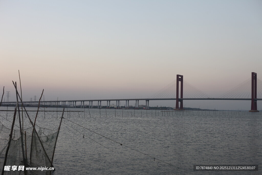黄昏下的跨海大桥美景