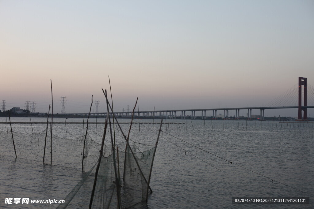 黄昏下的江畔与远处桥梁