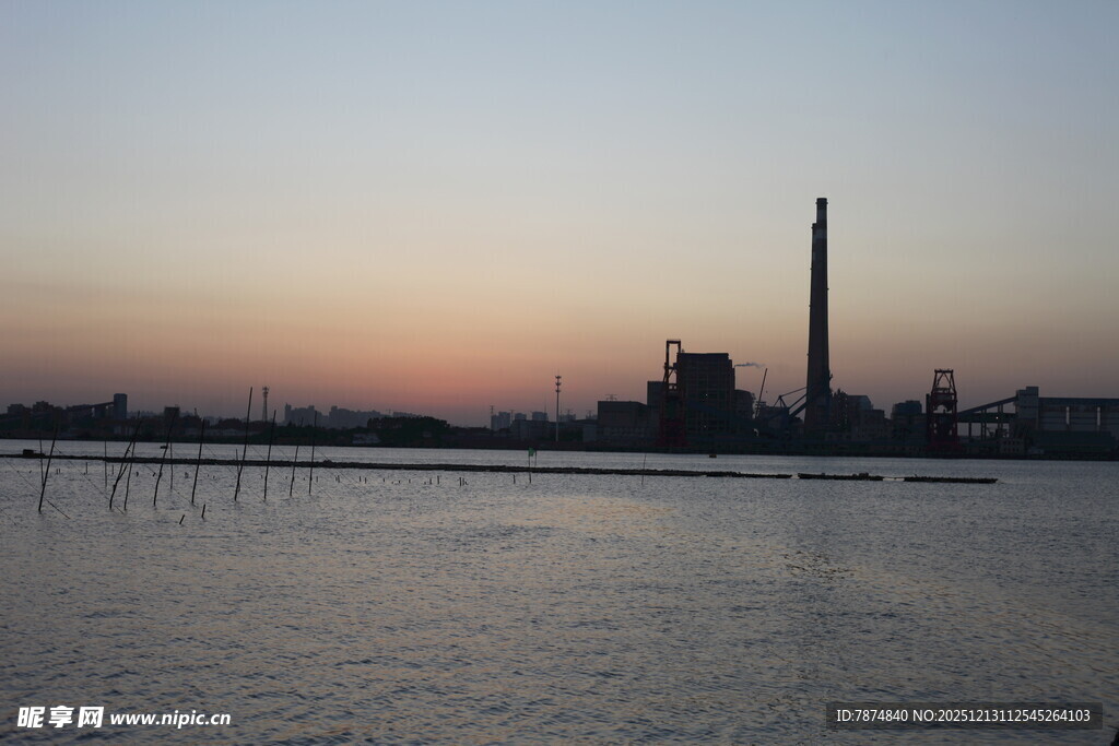 黄昏下的工厂与水域景观