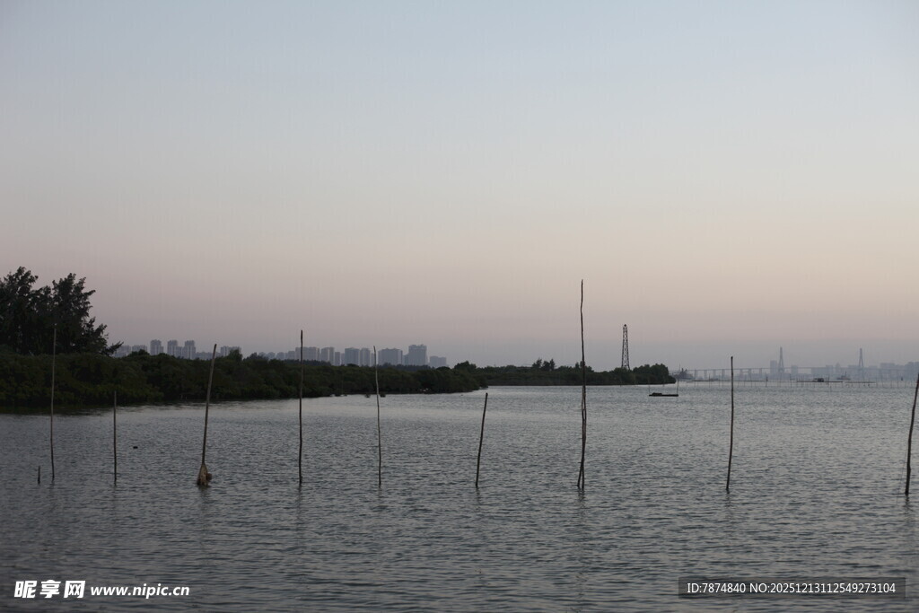 黄昏下的宁静水域景观