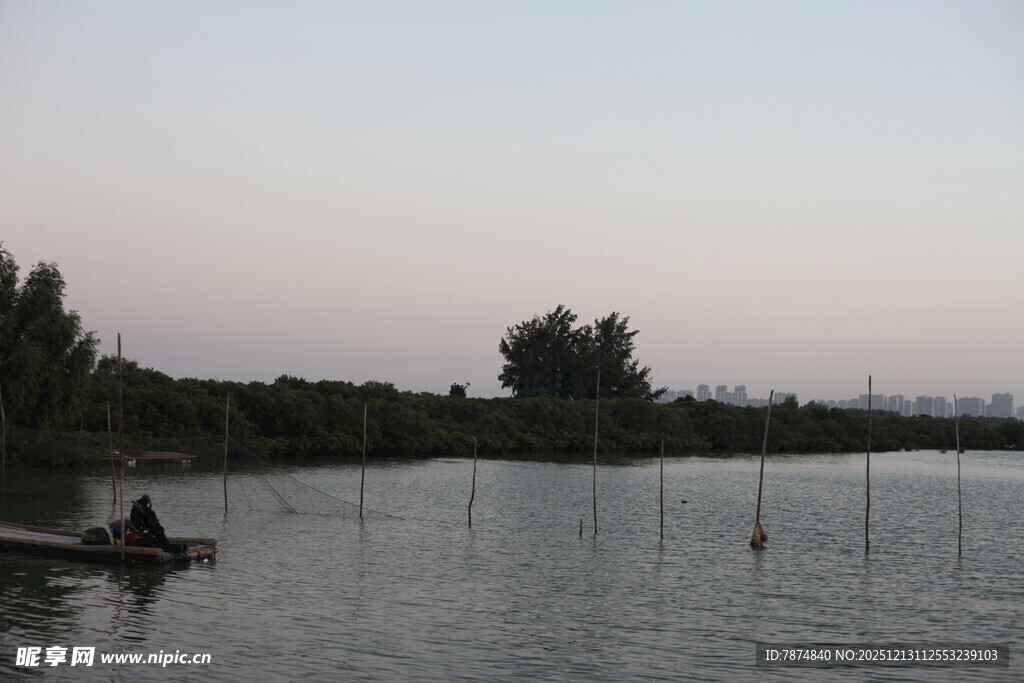 湖畔泛舟的静谧时刻