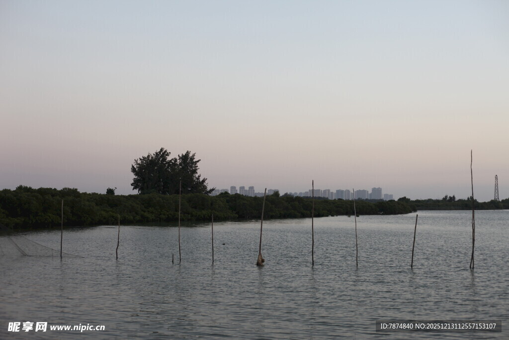 黄昏时的宁静水域景观