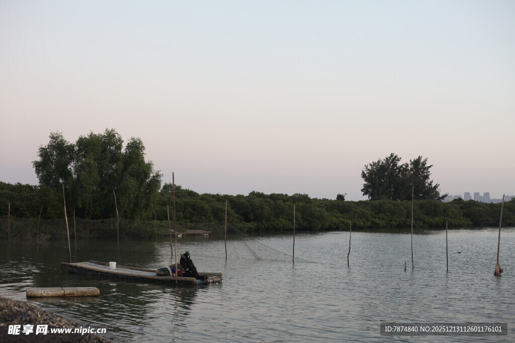 湖畔小船悠然垂钓场景