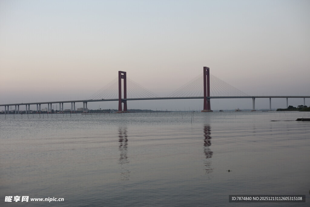 黄昏下的跨海大桥美景