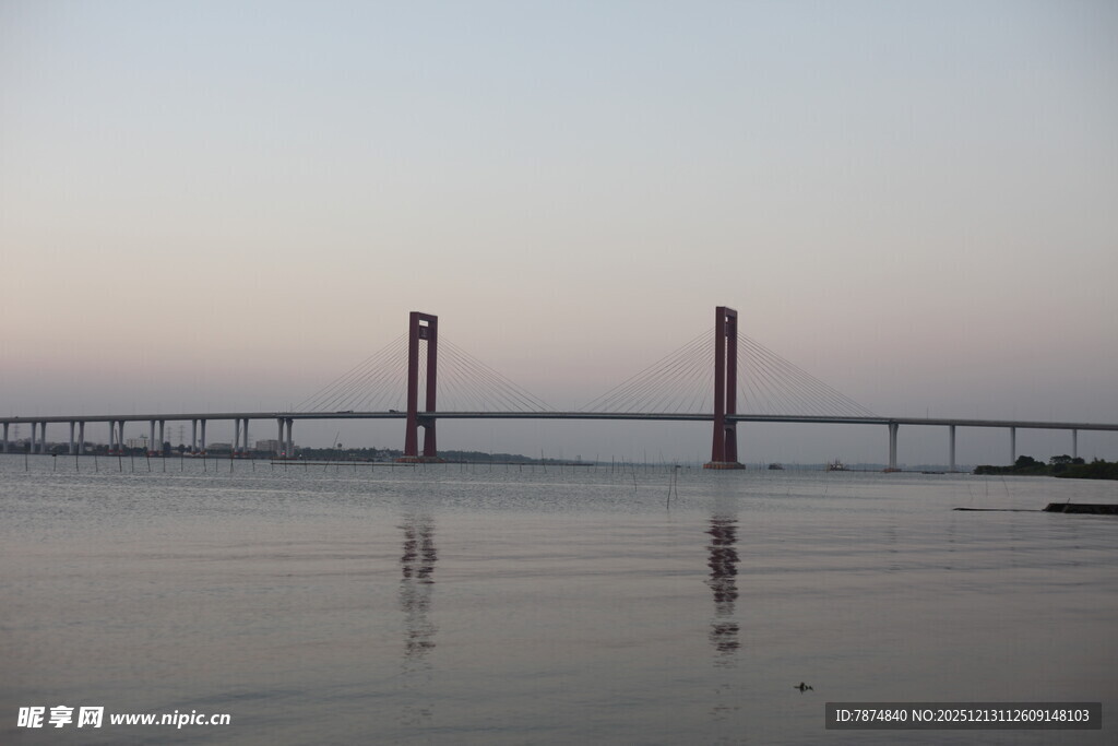 黄昏下的跨海大桥美景