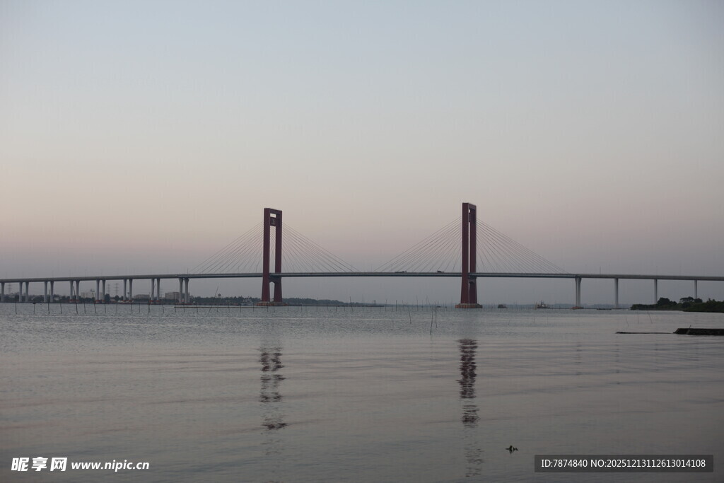 黄昏下的跨海大桥美景