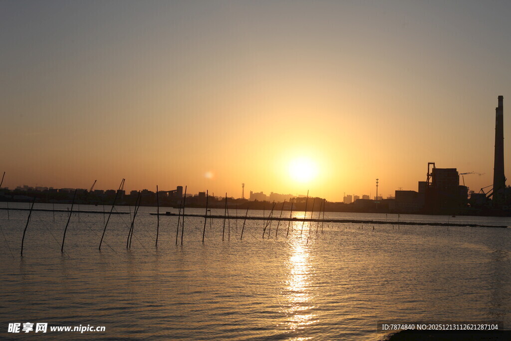 夕阳下的水域与远处建筑