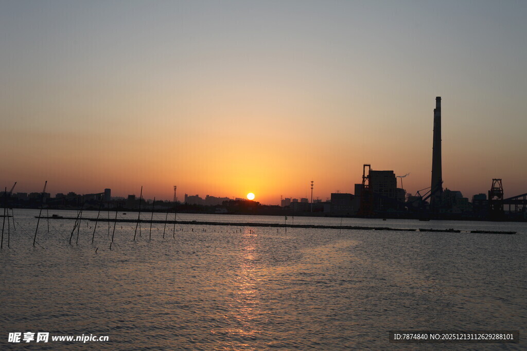 夕阳下的河畔工厂景观