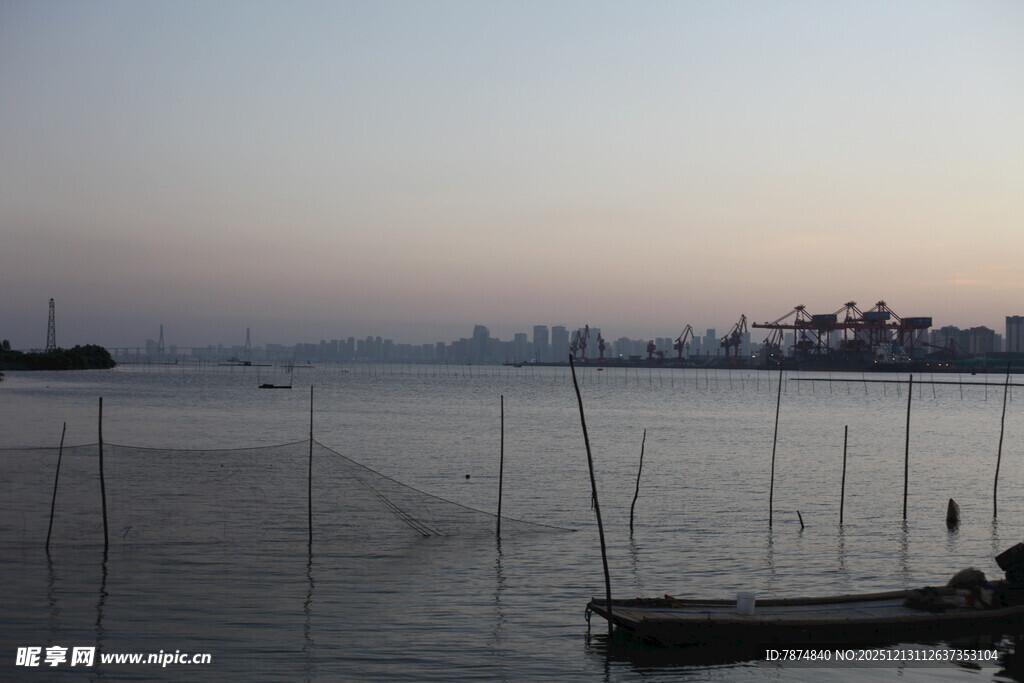 黄昏下的宁静水边小景