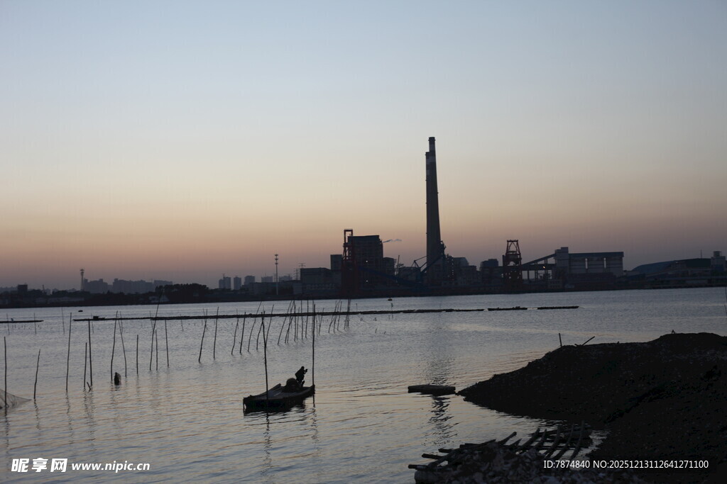 黄昏江畔工厂与小船景象