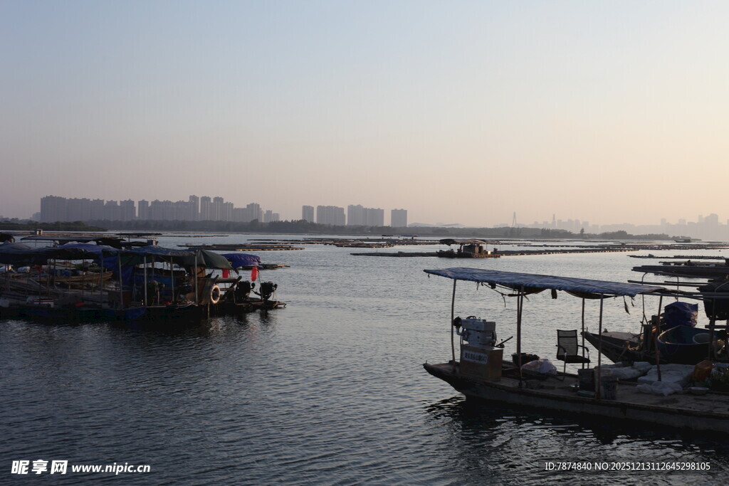 河畔停泊的船只与城市远景