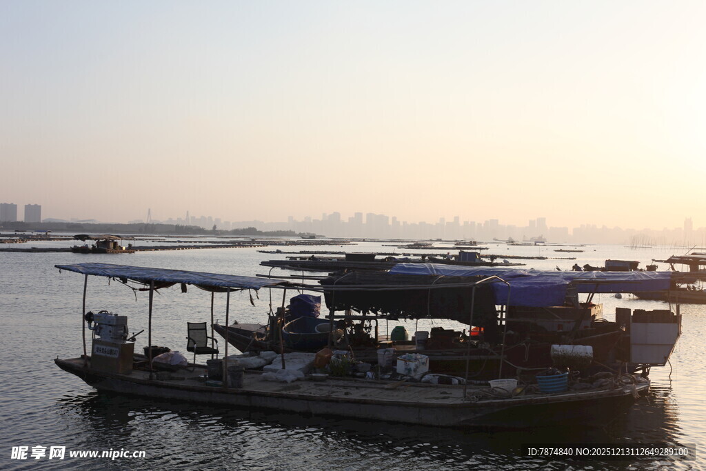 夕阳下的水上船只