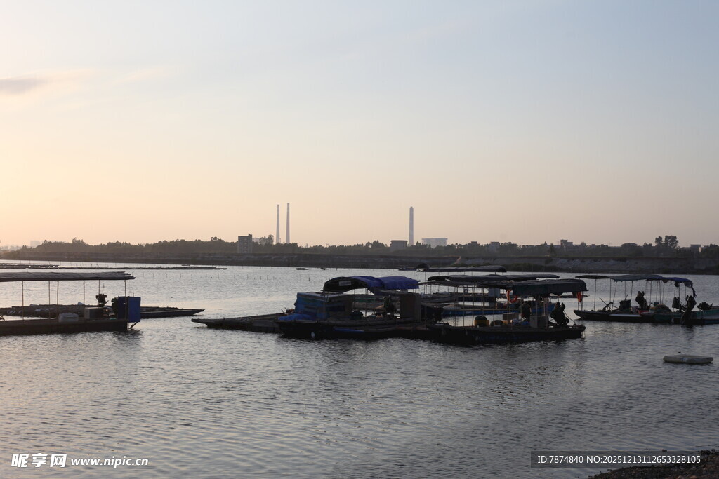 黄昏下的宁静码头景象