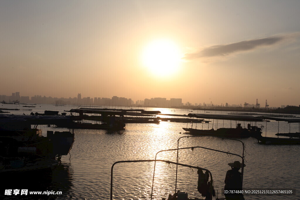夕阳下的宁静码头景象