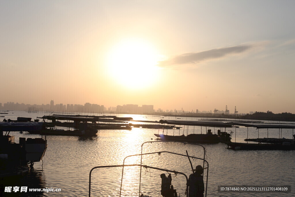 夕阳下的码头风光