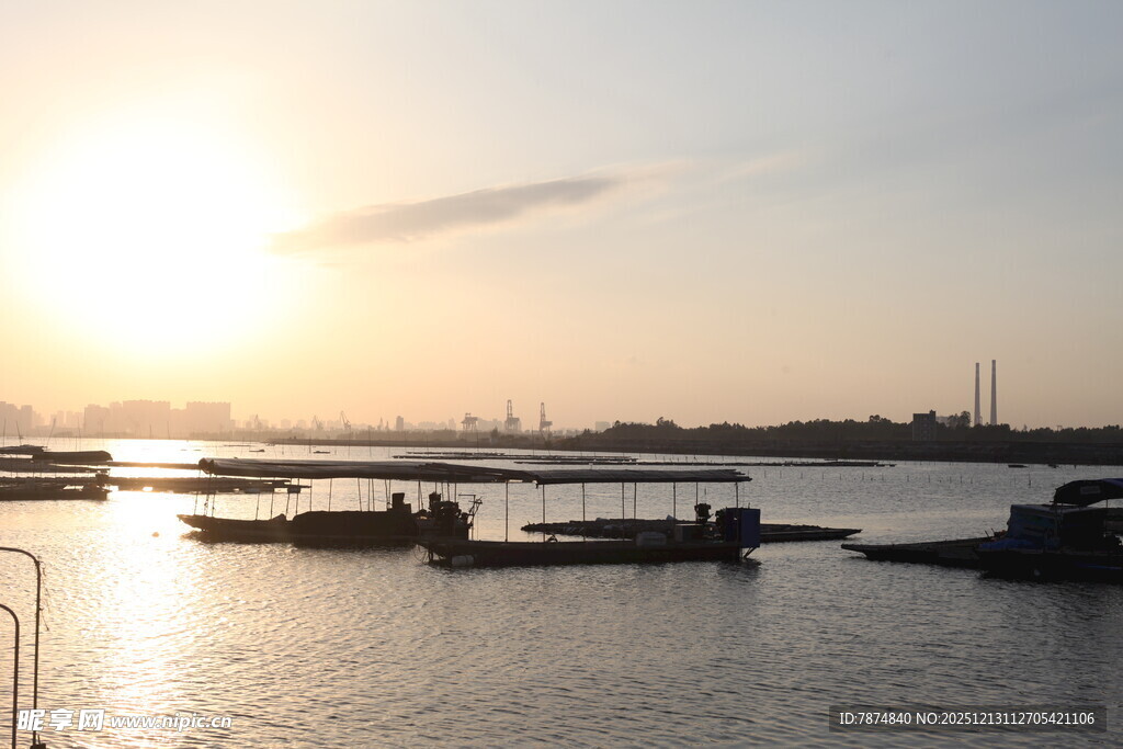 夕阳下的宁静港口