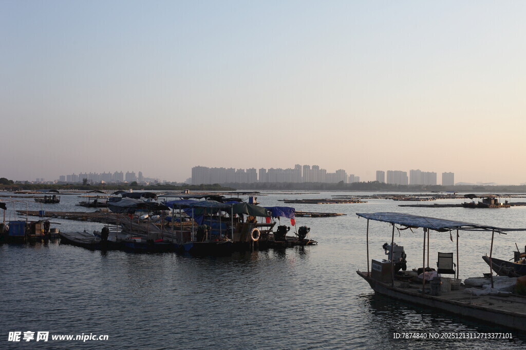 江边停泊的船只景观